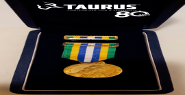 Presidente da Taurus recebe honraria da PM-GO