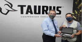 Vice-presidente Hamilton Mourão visita a fábrica da Taurus em São Leopoldo