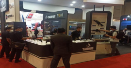 Na Malásia, Taurus participa da DSA 2022, maior feira de Defesa e Segurança da Ásia